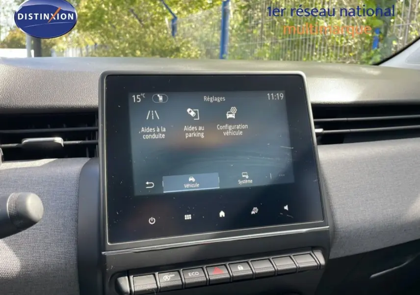 Écran tactile central de la Renault Clio gris schiste, vue intérieure du tableau de bord avec commandes et réglages affichés.