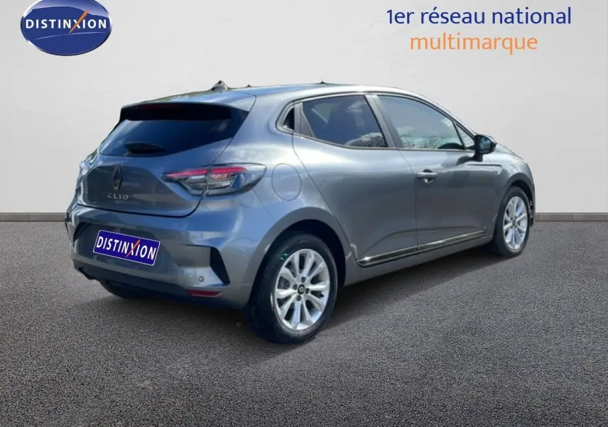 Vue 3/4 arrière droite d'une Renault Clio gris schiste métal avec jantes alliage et feux LED distinctifs.