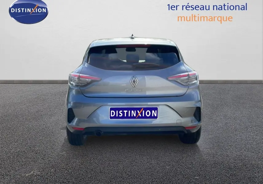 Vue arrière d'une Renault Clio 2025 gris schiste métal, avec feux LED et logo Renault bien visibles.