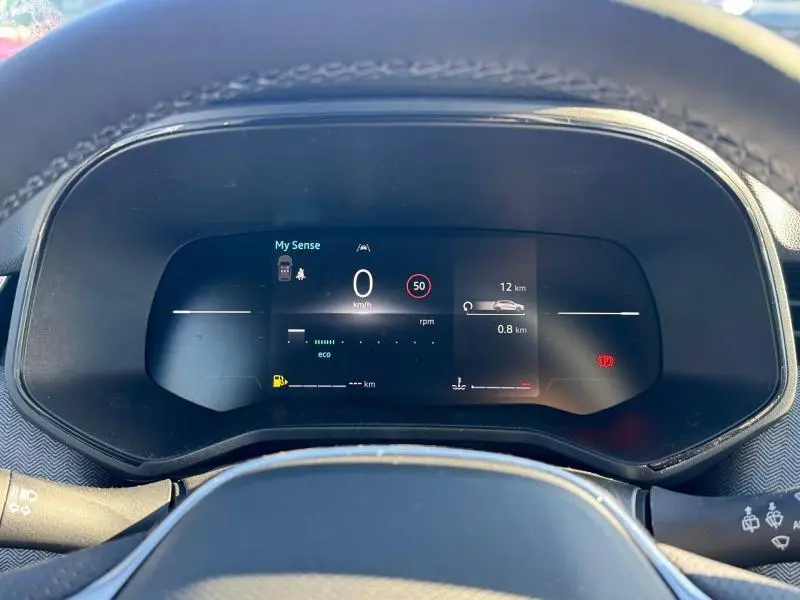 Vue rapprochée du tableau de bord numérique de la Renault Clio 1.0 TCe 90ch Techno avec affichage multifonction.