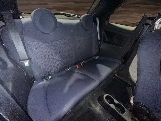 Vue intérieure arrière de la banquette 2 places en tissu gris foncé de la Fiat 500 Club 2022 avec ceintures de sécurité visibles.