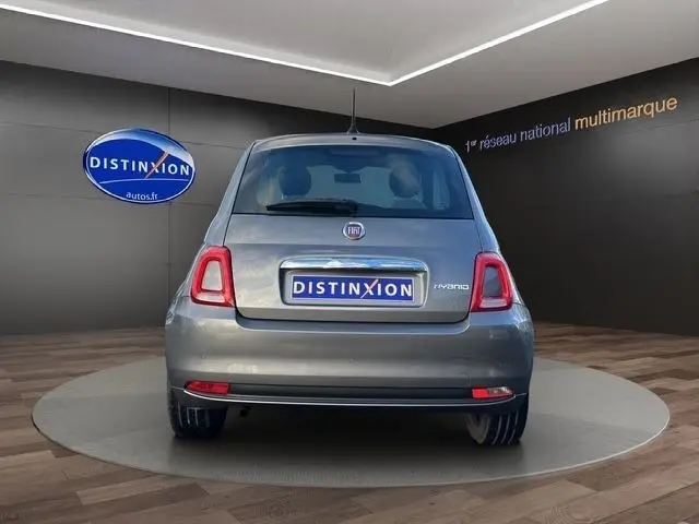 Vue arrière d'une FIAT 500 gris foncé hybride 2022, avec feux arrière LED et logo distinctif sur coffre.