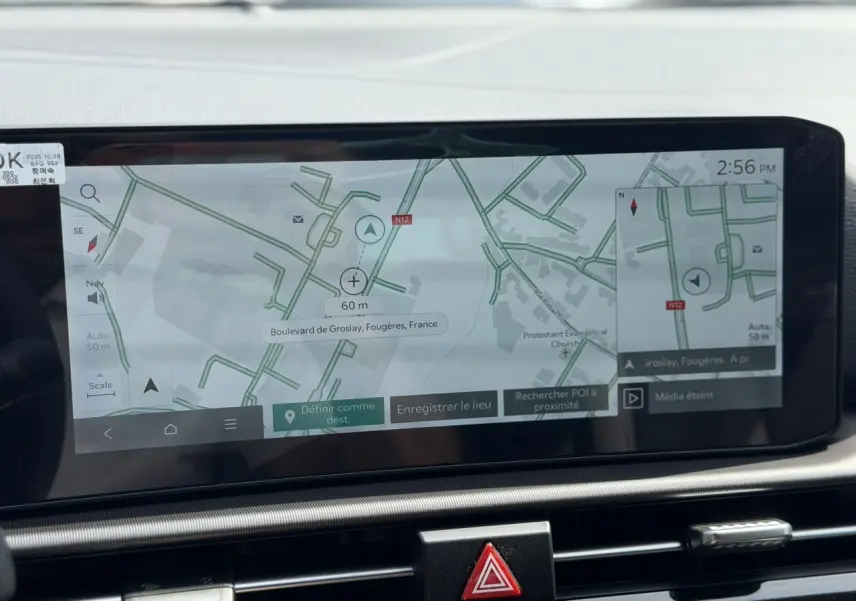 Écran tactile 12,3'' du Kia Sportage blanc 2026 affichant la navigation avec carte détaillée en intérieur.