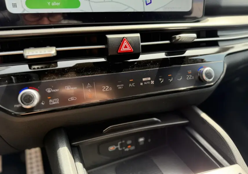 Détail de la console centrale du Kia Sportage 2026 blanc, montrant la commande de climatisation automatique tactile et les aérateurs.