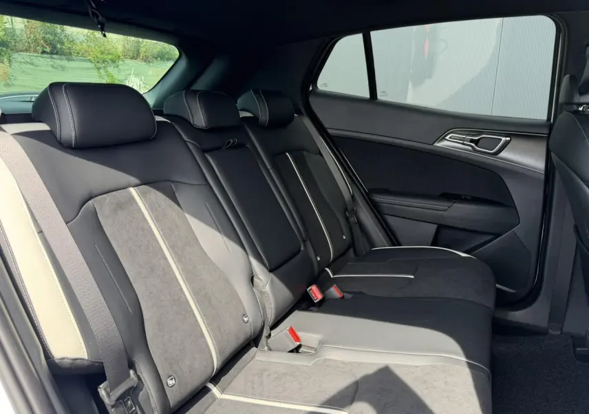 Vue latérale droite de la banquette arrière bi-ton noir et gris du Kia Sportage 2026 GT-line.