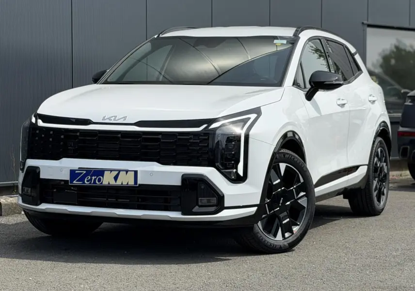 KIA SPORTAGE blanc vue 3/4 avant avec calandre noire et jantes alliage noires distinctives.