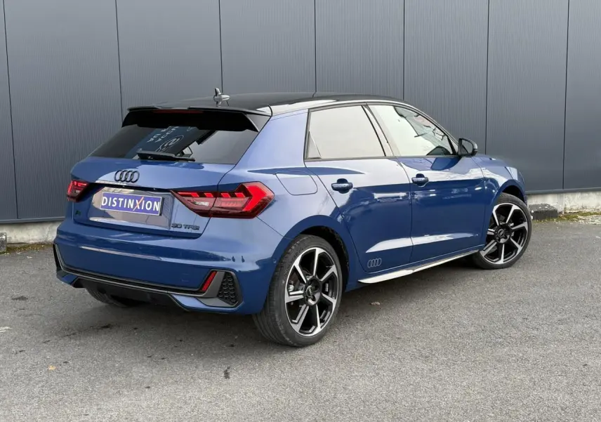Audi A1 Sportback bleu Ascari vue 3/4 arrière droit avec toit noir et jantes noires 18 pouces Rotor.