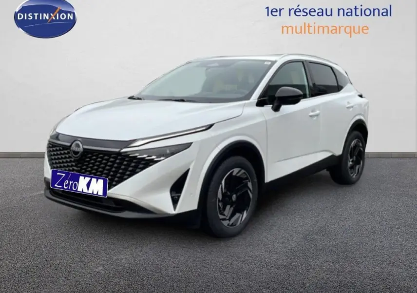 Nissan Qashqai blanc en 3/4 avant droit, avec calandre noire et jantes aluminium noires.
