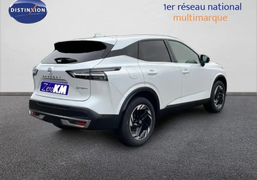 Vue 3/4 arrière droite du Nissan Qashqai blanc 2025 avec jantes aluminium et vitres teintées.