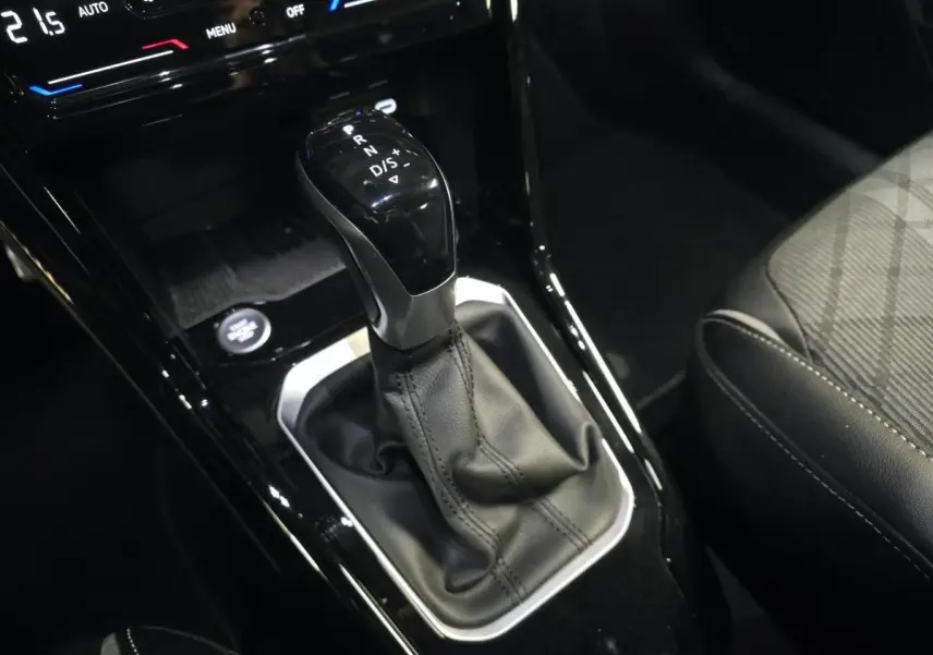 Gros plan sur la commande de boîte automatique noire dans l’habitacle du Volkswagen T-Roc 1.5 TSI Evo R-Line.