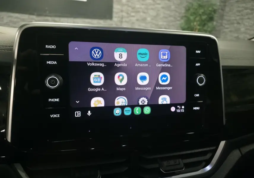 Écran tactile central du Volkswagen T-Roc 2025 affichant des applications connectées, intérieur noir.