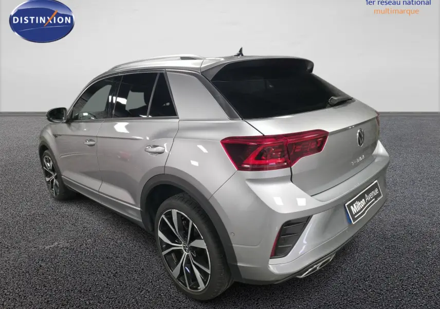 Vue 3/4 arrière droite du Volkswagen T-Roc gris métallisé R-Line avec jantes alliage 19 pouces et vitres teintées.
