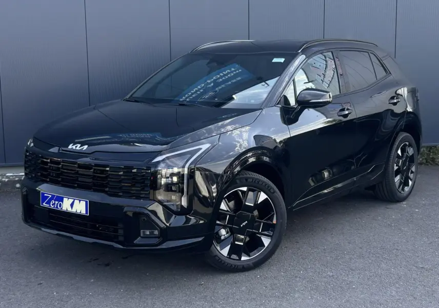 KIA Sportage noir métallisé en 3/4 avant droit, avec calandre noire et jantes alliage 19 pouces distinctives.