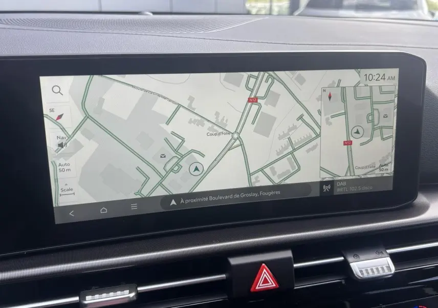 Écran tactile 12,3'' affichant la navigation dans l’habitacle noir du Kia Sportage GT-line 2026.