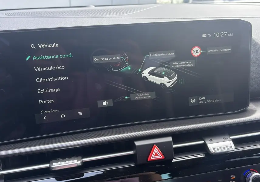 Écran tactile intérieur du Kia Sportage 2026 affichant les aides à la conduite, avec tableau de bord noir brillant.