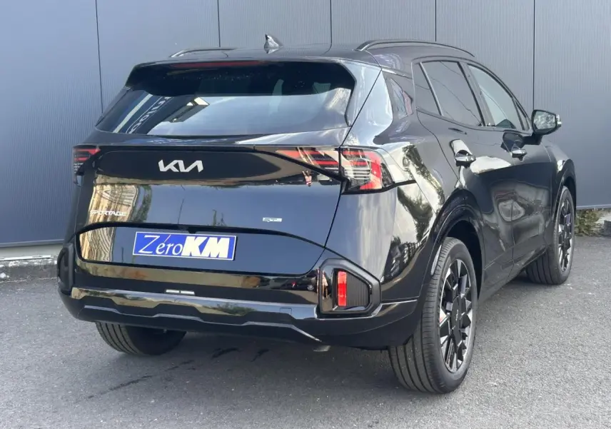 Vue 3/4 arrière droite du KIA SPORTAGE noir métallisé 2026 avec feux arrière LED et jantes alliage 19 pouces.