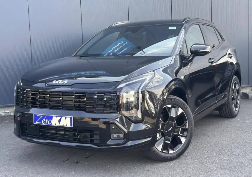 KIA Sportage 2026 noir métallisé en 3/4 avant droit avec jantes alliage 19 pouces et calandre noire distinctive.