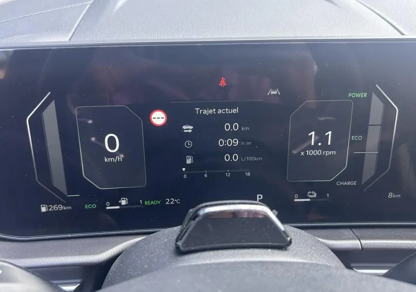 Combiné d'instrumentation digital 12,3'' du Kia Sportage noir, affichage vitesse, rpm et informations de trajet.
