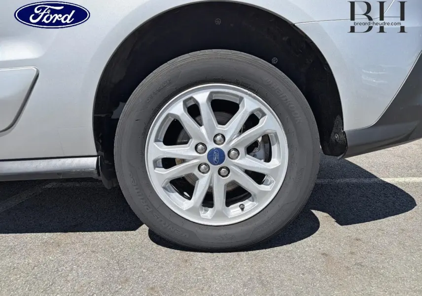 Gros plan sur la roue arrière droite avec jante alu argentée du Ford Transit Connect L2 gris lunaire métallisé.
