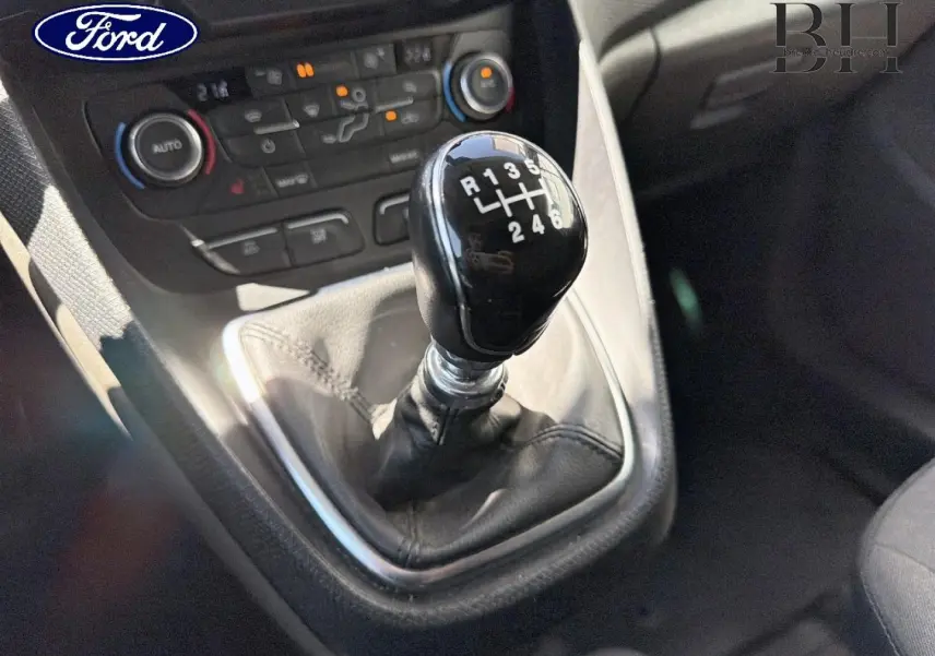 Le levier de vitesses manuel noir du Ford Transit Connect L2 2022, avec console centrale et commandes clim visibles.
