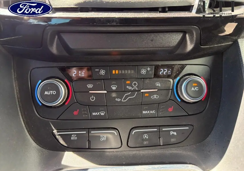 Panneau de commande de la climatisation bi-zone du Ford Transit Connect gris, vue rapprochée de face.