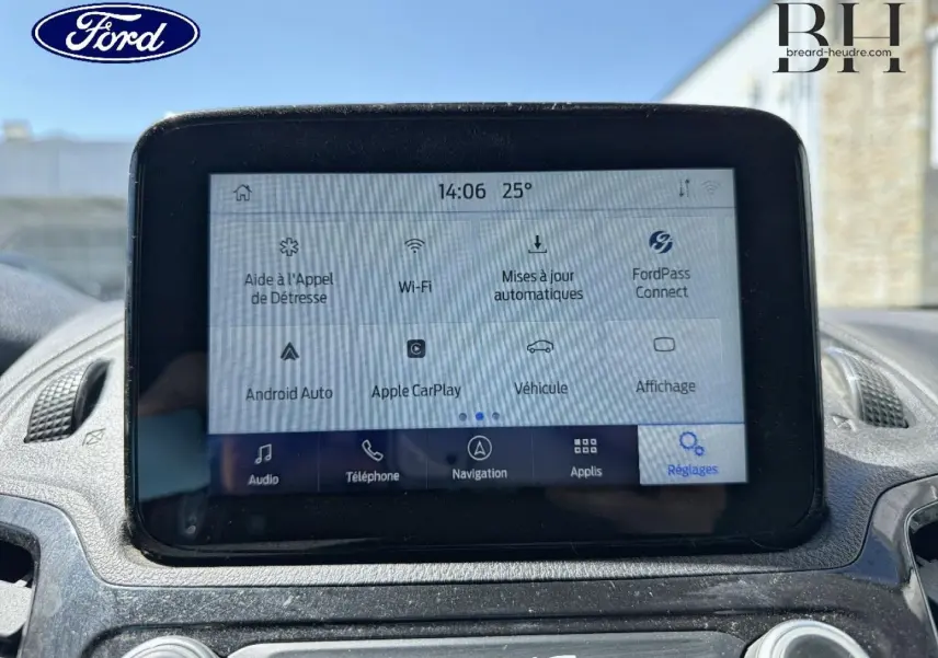Écran tactile SYNC 3 du Ford Transit Connect L2 gris lunaire, vue frontale du tableau de bord avec options connectées.