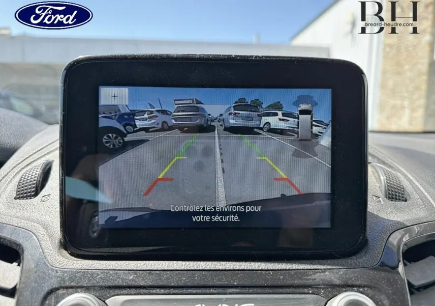 Écran tactile central montrant la caméra de recul du Ford Transit Connect gris lunaire, vue intérieure avant du tableau de bord.