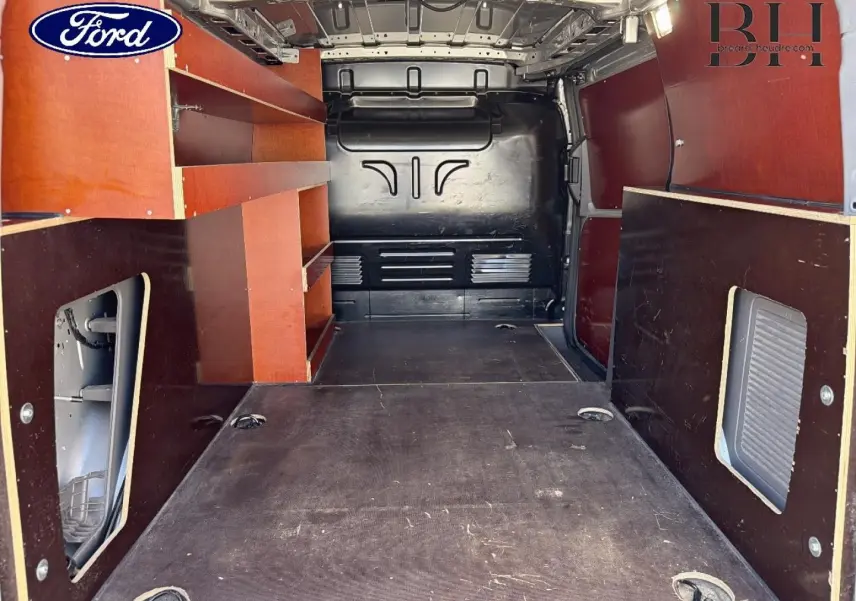 Vue intérieure arrière du Ford Transit Connect L2 2022 avec aménagements en bois et plancher noir.