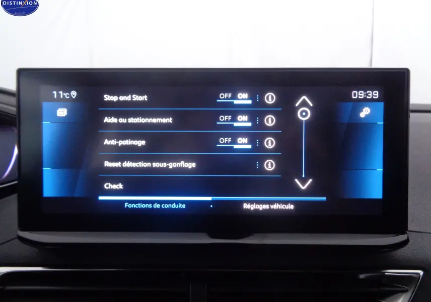 Écran tactile du tableau de bord du Peugeot 3008 2023 affichant les réglages d'aide à la conduite en mode nuit.