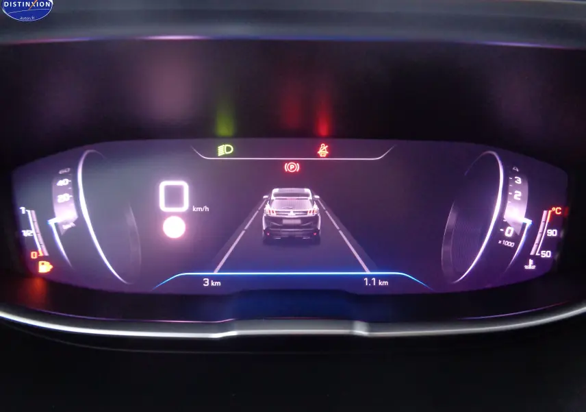 Affichage numérique du tableau de bord du Peugeot 3008 noir perle, montrant une voiture en conduite assistée et indicateurs actifs.