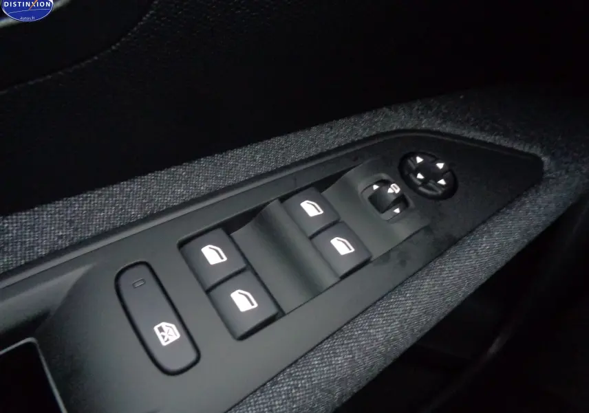 Gros plan sur les commandes des vitres électriques et réglages des rétroviseurs côté conducteur d'un Peugeot 3008 noir perle métal 2023.