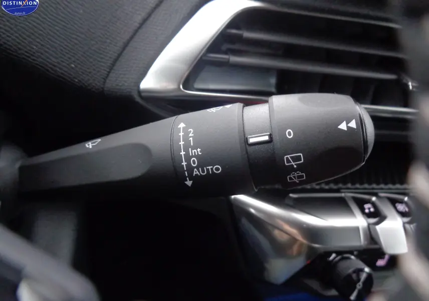 Gros plan sur la manette d'essuie-glace du tableau de bord du Peugeot 3008 noir perle métal 2023.