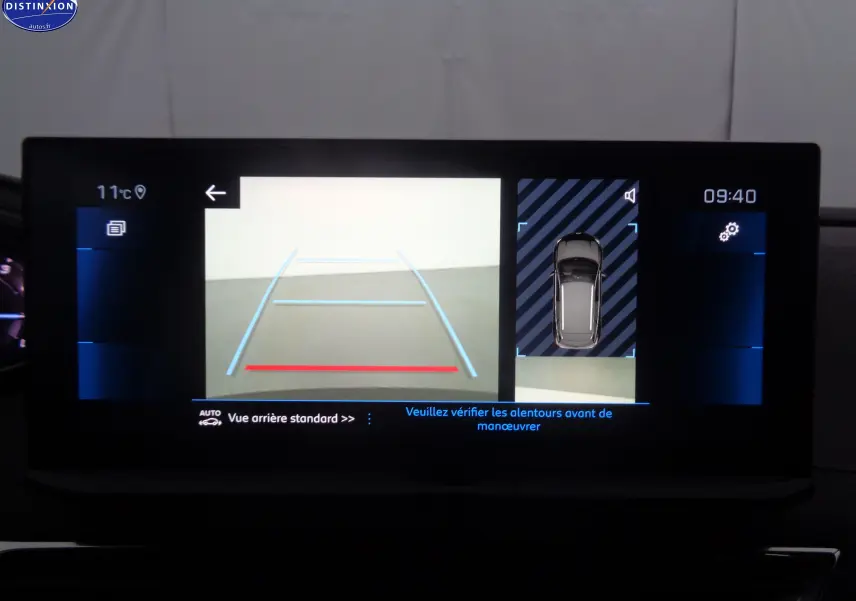 Écran multimédia du Peugeot 3008 noir perle métal affichant la caméra de recul avec guidage et vue 360° intérieure.