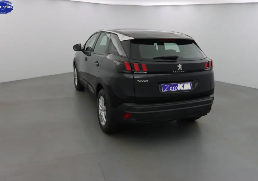 Peugeot 3008 noir perle métal vue 3/4 arrière droit dans un studio lumineux avec plaques Zero KM.