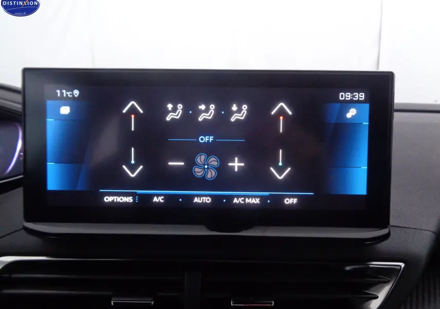 Écran tactile du système de climatisation du Peugeot 3008 noir perle métal, affichant les réglages de ventilation et température.