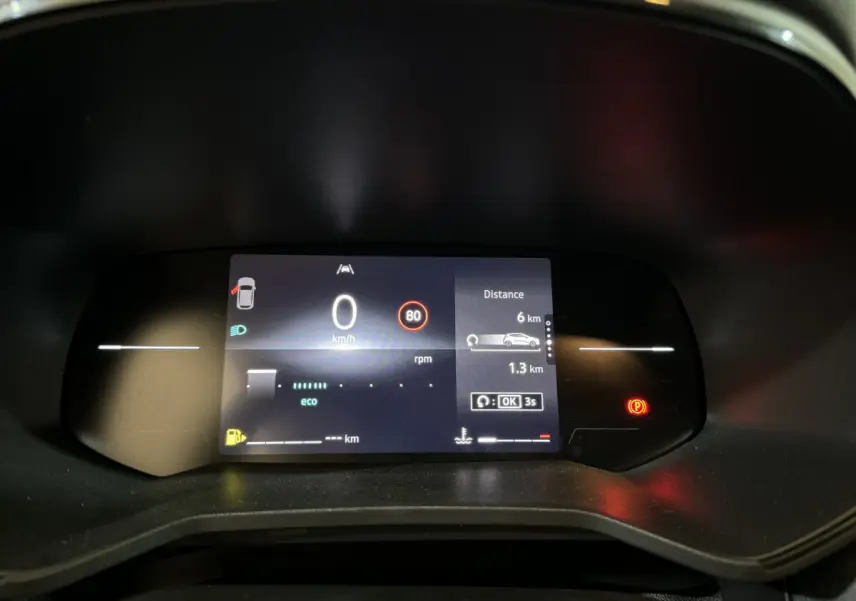 Combiné d'instruments numérique de la Renault Clio 2025 affichant la vitesse, la distance et les alertes au centre du tableau de bord.