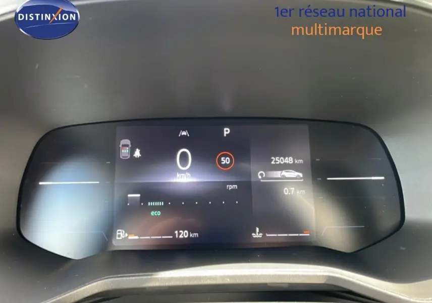 Tableau de bord numérique de Renault Clio 2025 affichant la vitesse à 0 km/h et l'autonomie restante de 120 km.