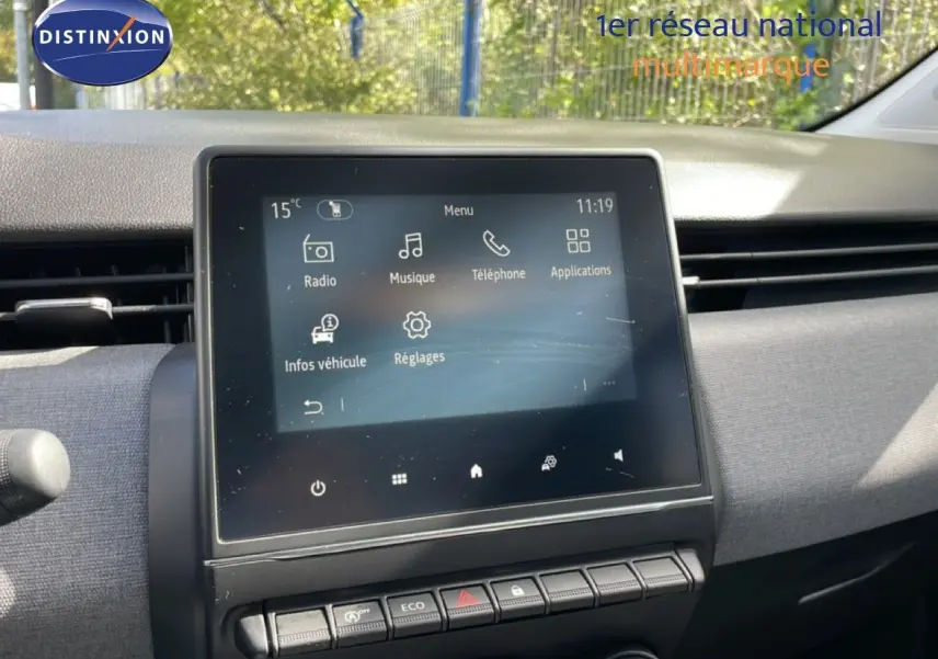 Vue rapprochée de l’écran tactile central du tableau de bord de la Renault Clio 2025, ambiance intérieure grise.