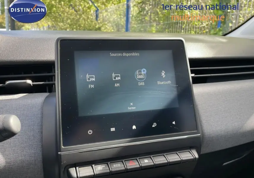 Vue intérieure centrée sur l'écran tactile multimédia de la Renault Clio gris schiste métal, affichant les sources audio disponibles.