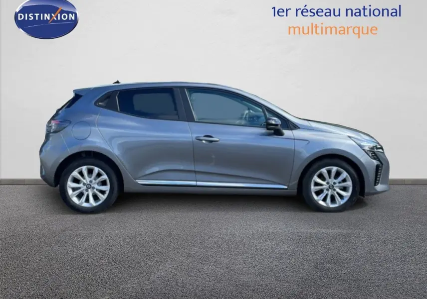 Profil droit de la Renault Clio 2025 gris schiste métal avec jantes alliage et lignes fluides sur fond neutre.