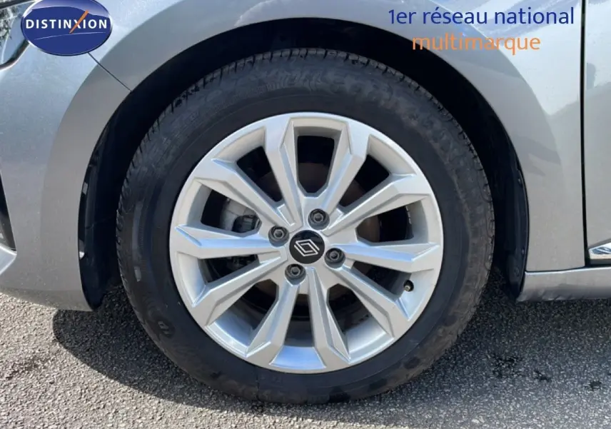 Gros plan sur la roue avant gauche de la Renault Clio 2025 gris schiste métal avec jante alliage à dix branches.