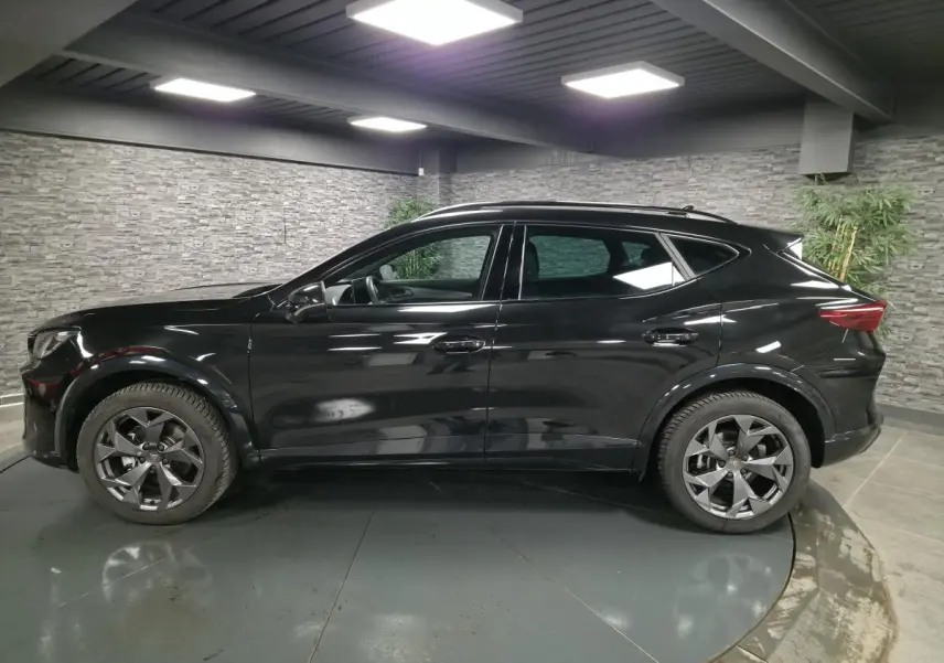 Vue de profil côté gauche du CUPRA Formentor noir 2025, avec jantes alliage et lignes dynamiques visibles.