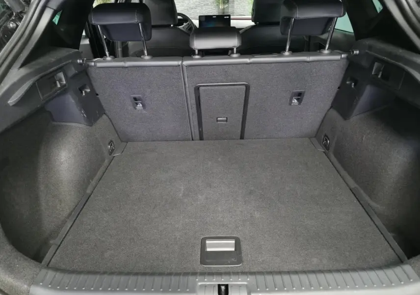 Vue intérieure du coffre noir du CUPRA Formentor 2.0 TDI 2025 avec banquette arrière rabattable et trappe à skis.