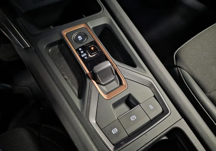 Gros plan sur la console centrale noire du CUPRA Formentor 2025 avec levier de vitesse automatique et cadre cuivré.