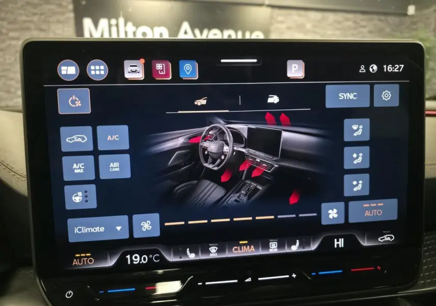 Écran tactile intérieur affichant la climatisation et l’habitacle noir du CUPRA Formentor 2025 en vue de face.