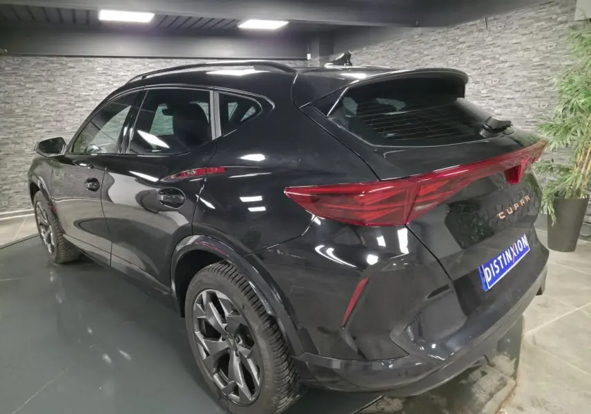 Vue 3/4 arrière droite du CUPRA Formentor noir avec jantes alliage et feux arrière en bandeau lumineux Tri-LED.