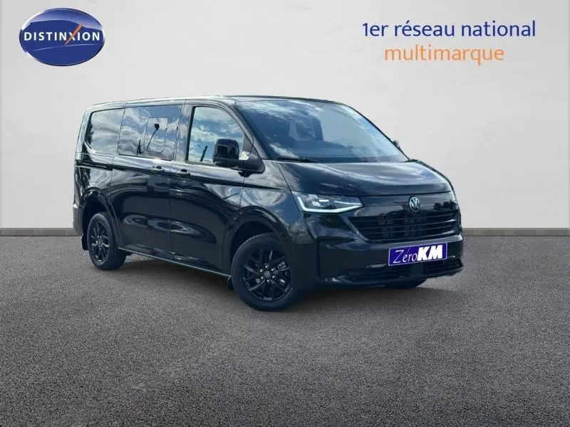 Vue 3/4 avant droit du Volkswagen Transporter FGN Procab 2025 noir métallisé avec portes latérales coulissantes.