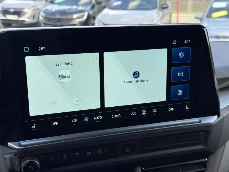 Écran tactile central du tableau de bord du Volkswagen Transporter FGN 2025, affichage radio et ajout téléphone.