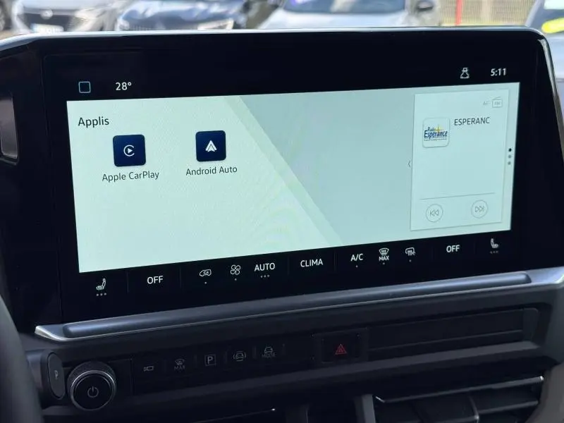 Écran tactile central du Volkswagen Transporter Procab 2025 affichant Apple CarPlay et Android Auto, intérieur moderne.