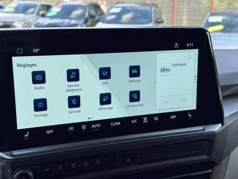 Écran tactile central du Volkswagen Transporter Procab 2025 affichant le menu Réglages, vue intérieure frontale.